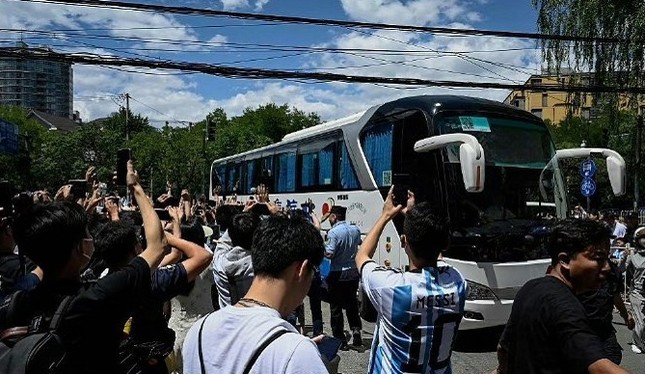 Vây xe bus, chiếm phòng tập… Messi và đồng đội đau đầu trước sự cuồng nhiệt của NHM Trung Quốc - Ảnh 1.