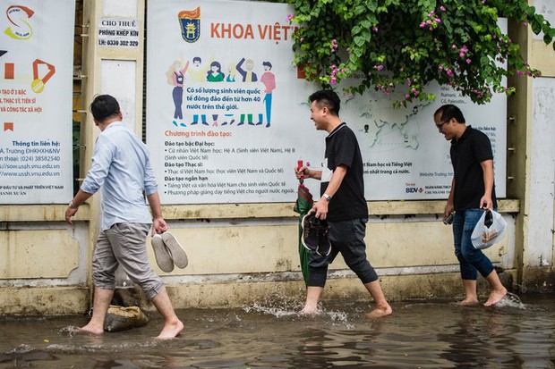  Chùm ảnh: Mưa lớn khiến nhiều tuyến phố của Hà Nội ngập sâu trong nước - Ảnh 10.