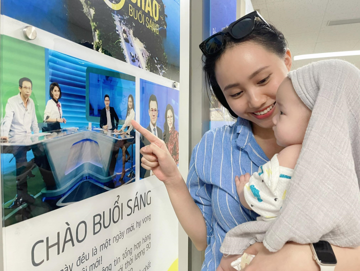 BTV thời tiết Xuân Anh: Tôi hay về muộn nên chồng sẽ cho con ăn và dỗ con ngủ - Ảnh 1. BTV thời tiết Xuân Anh: Tôi hay về muộn nên chồng sẽ cho con ăn và dỗ con ngủ - Ảnh 1.