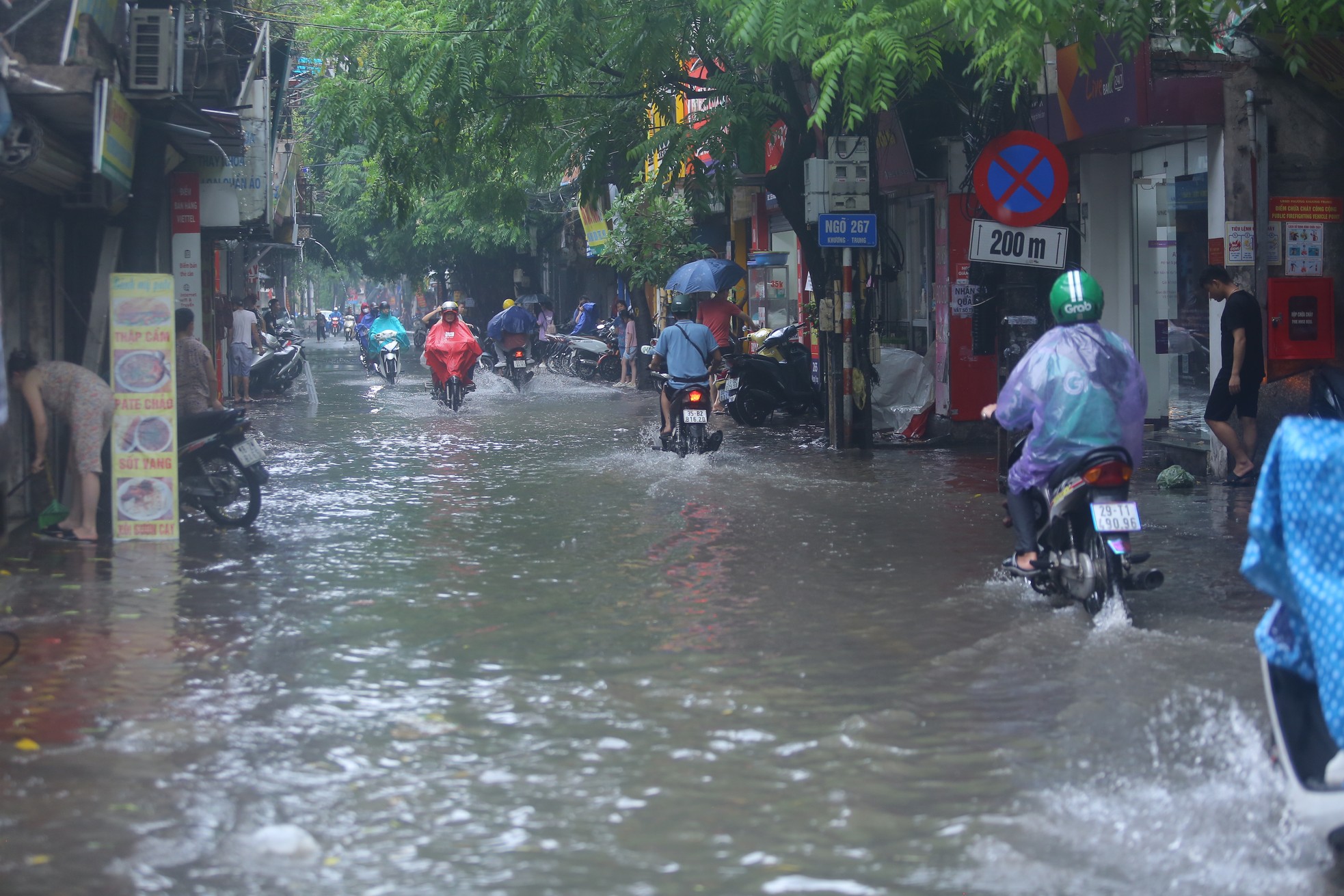 Đường Hà Nội mênh mông nước sau cơn mưa vàng giải nhiệt - Ảnh 11.