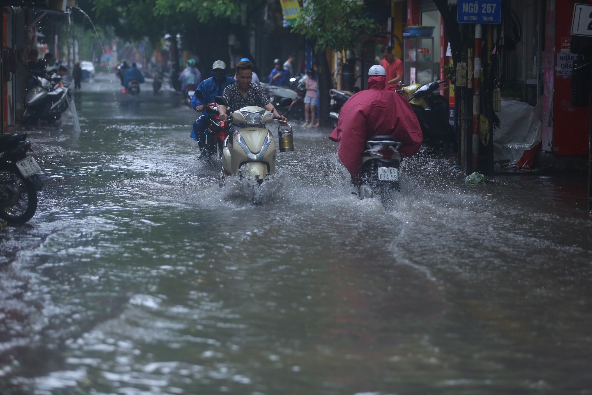 Đường Hà Nội mênh mông nước sau cơn mưa vàng giải nhiệt - Ảnh 9.