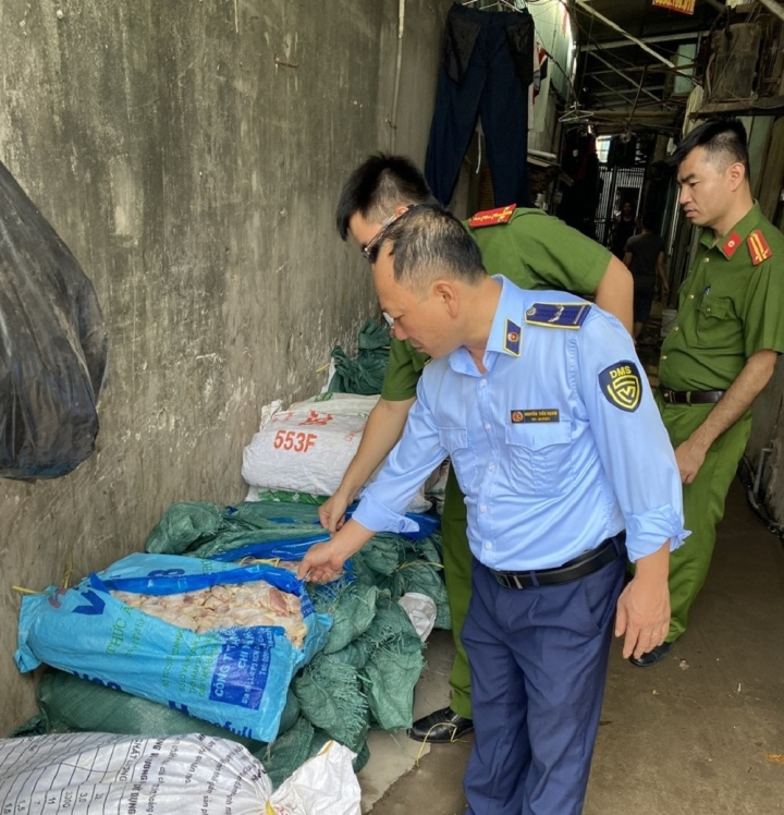 Phát hiện gần 1 tấn cánh gà không rõ nguồn gốc tại cơ sở kinh doanh ở Hà Nội - Ảnh 1. Phát hiện gần 1 tấn cánh gà không rõ nguồn gốc tại cơ sở kinh doanh ở Hà Nội - Ảnh 1.