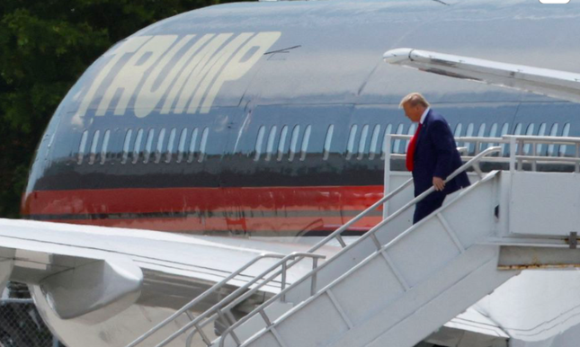 Cựu Tổng thống Mỹ Trump đến Miami để hầu toà - Ảnh 1.
