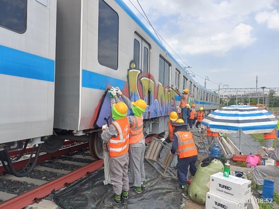 Xác định người vẽ bậy lên toa tàu thuộc metro Bến Thành - Suối Tiên - Ảnh 1.