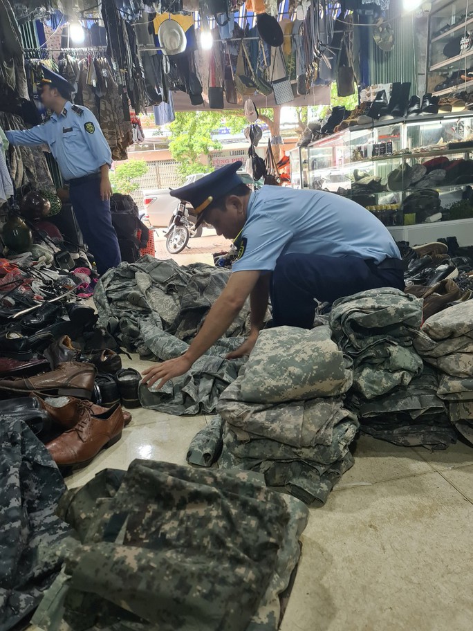 Đến lượt Đắk Lắk phát hiện hơn 1.200 bộ quần áo rằn ri là hàng lậu - Ảnh 3. Đến lượt Đắk Lắk phát hiện hơn 1.200 bộ quần áo rằn ri là hàng lậu - Ảnh 3.