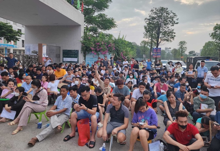 Phụ huynh Hà Nội xếp hàng xuyên đêm xin học lớp 1 cho con - Ảnh 2. Phụ huynh Hà Nội xếp hàng xuyên đêm xin học lớp 1 cho con - Ảnh 2.