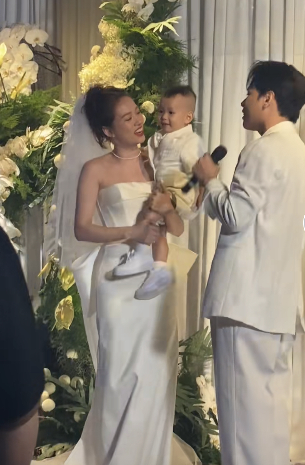 Đang diện váy cô dâu, vợ JayKii xả vai bồng bế ru con ngủ giữa đám cưới - Ảnh 5. Đang diện váy cô dâu, vợ JayKii xả vai bồng bế ru con ngủ giữa đám cưới - Ảnh 5.