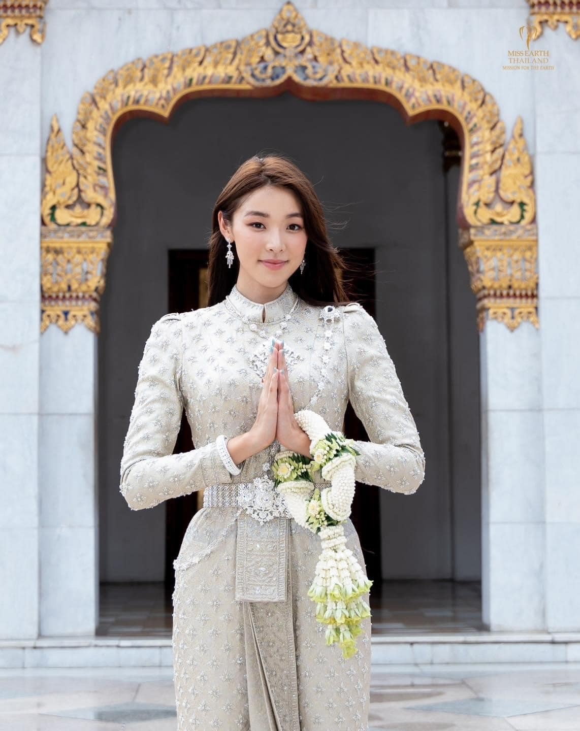 Hoa hậu Trái Đất mặc xuề xòa trên truyền hình Thái Lan - Ảnh 5. Hoa hậu Trái Đất mặc xuề xòa trên truyền hình Thái Lan - Ảnh 5.