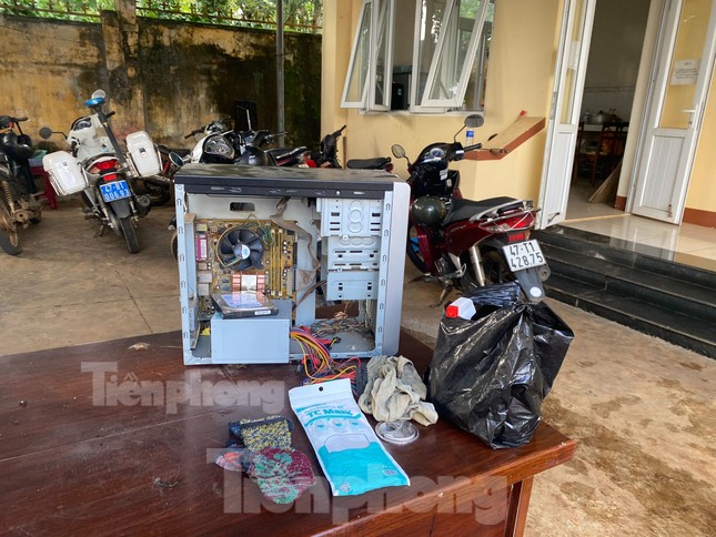 Hiện trường vụ nổ súng, tấn công 2 trụ sở xã ở Đắk Lắk - Ảnh 8. Hiện trường vụ nổ súng, tấn công 2 trụ sở xã ở Đắk Lắk - Ảnh 8.