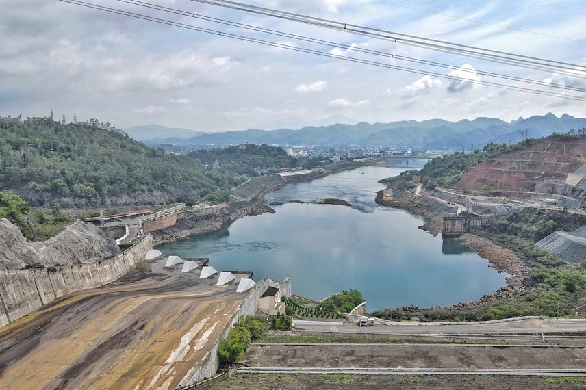 Nếu tăng công suất tối đa, sau 12 ngày hồ thủy điện Hòa Bình sẽ về mực nước chết - Ảnh 1. Nếu tăng công suất tối đa, sau 12 ngày hồ thủy điện Hòa Bình sẽ về mực nước chết - Ảnh 1.