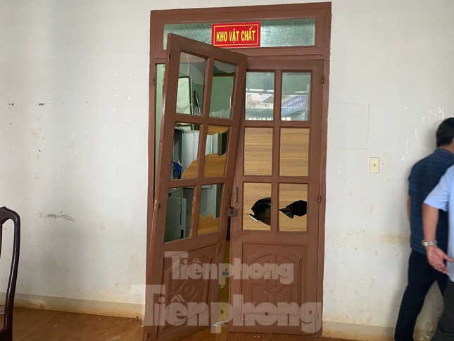 Hiện trường vụ nổ súng, tấn công 2 trụ sở xã ở Đắk Lắk - Ảnh 4. Hiện trường vụ nổ súng, tấn công 2 trụ sở xã ở Đắk Lắk - Ảnh 4.