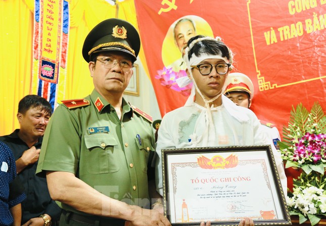 Trao bằng Tổ quốc ghi công tặng 6 liệt sỹ hy sinh trong vụ nhóm người nổ súng ở Đắk Lắk - Ảnh 2.