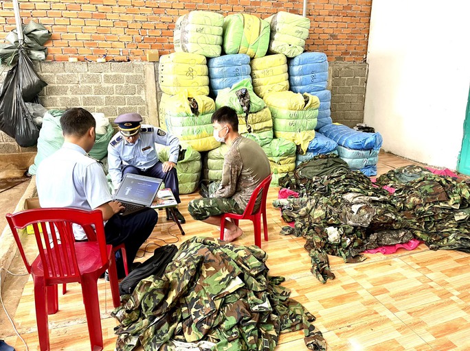 Đến lượt Đắk Lắk phát hiện hơn 1.200 bộ quần áo rằn ri là hàng lậu - Ảnh 2. Đến lượt Đắk Lắk phát hiện hơn 1.200 bộ quần áo rằn ri là hàng lậu - Ảnh 2.