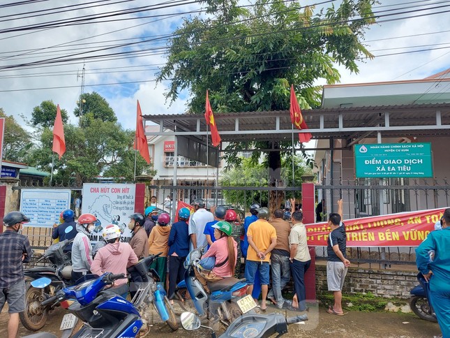 Hiện trường vụ nổ súng, tấn công 2 trụ sở xã ở Đắk Lắk - Ảnh 19. Hiện trường vụ nổ súng, tấn công 2 trụ sở xã ở Đắk Lắk - Ảnh 19.