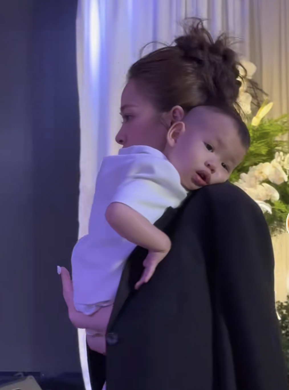 Đang diện váy cô dâu, vợ JayKii xả vai bồng bế ru con ngủ giữa đám cưới - Ảnh 2. Đang diện váy cô dâu, vợ JayKii xả vai bồng bế ru con ngủ giữa đám cưới - Ảnh 2.