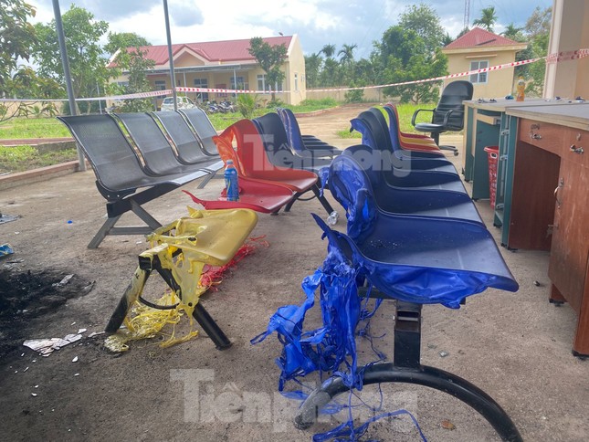 Hiện trường vụ nổ súng, tấn công 2 trụ sở xã ở Đắk Lắk - Ảnh 12. Hiện trường vụ nổ súng, tấn công 2 trụ sở xã ở Đắk Lắk - Ảnh 12.
