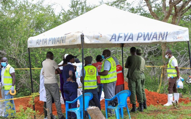 Số người chết liên quan tới giáo phái tuyệt thực ở Kenya vượt 300 - Ảnh 1.