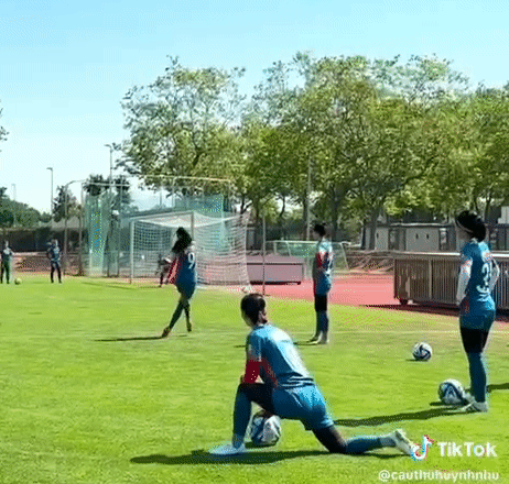 Huỳnh Như gây ấn tượng với pha bóng đẹp mắt trong chuyến tập huấn châu Âu - Ảnh 1.