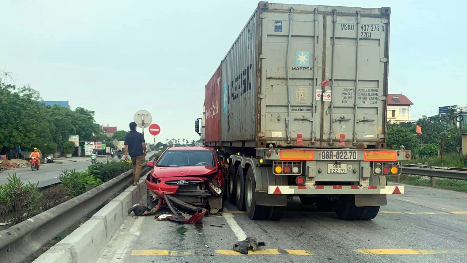 Đằng sau những bức ảnh TNGT: Hyundai Accent bị công-ten-nơ dồn vào dải phân cách cứng nghi vượt ẩu - Ảnh 1.