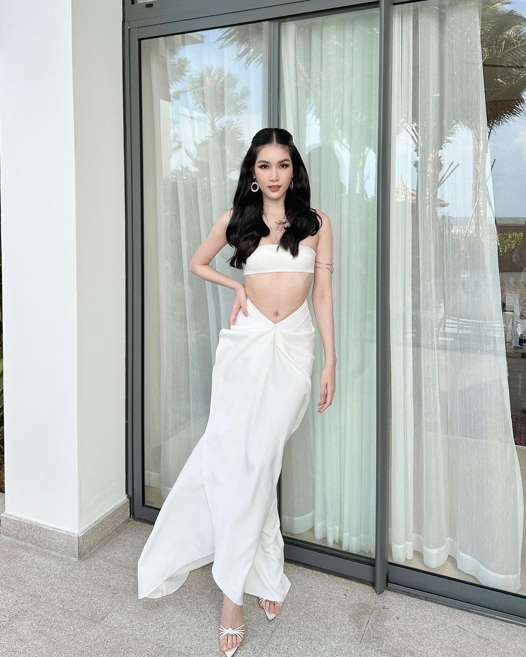 Á hậu Phương Anh chăm mặc gợi cảm sau khi bạn trai học tiến sĩ cầu hôn - Ảnh 23. Á hậu Phương Anh chăm mặc gợi cảm sau khi bạn trai học tiến sĩ cầu hôn - Ảnh 23.