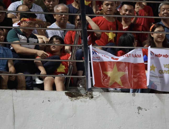 Trực tiếp Việt Nam vs Hồng Kông (TQ) 1-0 (H1): Quang Hải mang về quả phạt 11m. Quế Hải mở tỷ số - Ảnh 2.