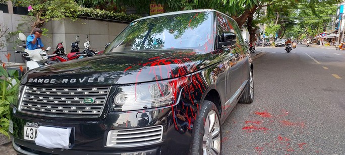 Hai thanh niên tạt sơn lên xe Range Rover rồi bỏ chạy - Ảnh 1. Hai thanh niên tạt sơn lên xe Range Rover rồi bỏ chạy - Ảnh 1.