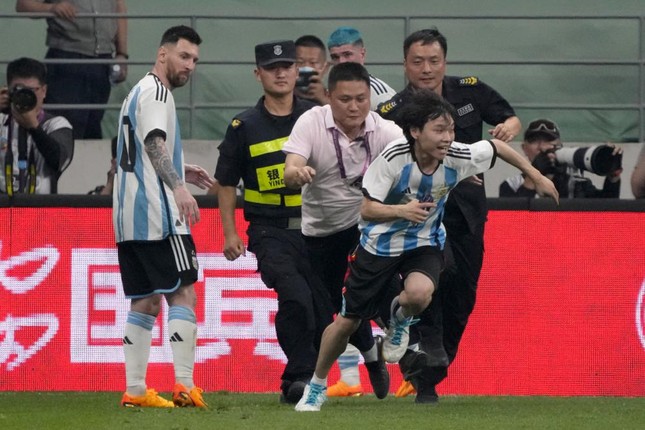 Bị cảnh sát bắt vì ‘tấn công’ Messi, fan Trung Quốc vẫn cười tươi - Ảnh 2.