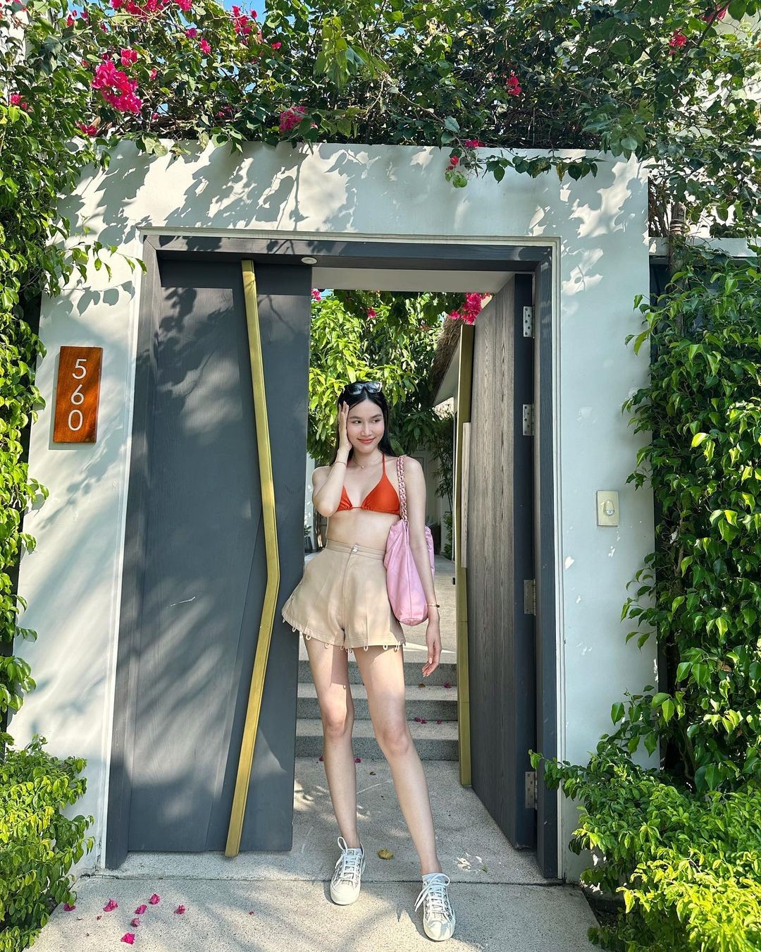Á hậu Phương Anh chăm mặc gợi cảm sau khi bạn trai học tiến sĩ cầu hôn - Ảnh 11. Á hậu Phương Anh chăm mặc gợi cảm sau khi bạn trai học tiến sĩ cầu hôn - Ảnh 11.