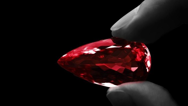 Kim cương đỏ quý hiếm thế nào, cách gì để nhận biết kim cương giả? - Ảnh 2.