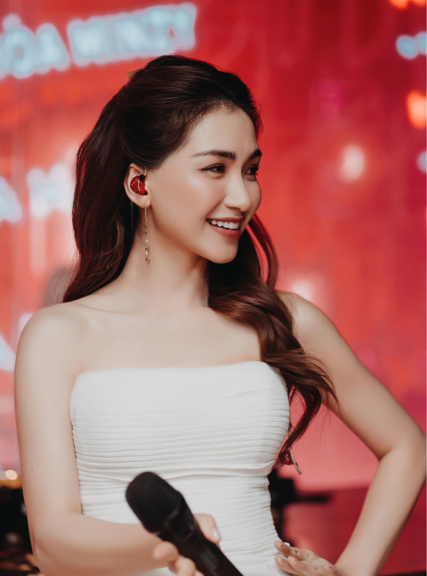 Hoà Minzy xuất hiện rạng rỡ, phản ứng sao về chuyện có tình yêu mới? - Ảnh 3. Hoà Minzy xuất hiện rạng rỡ, phản ứng sao về chuyện có tình yêu mới? - Ảnh 3.