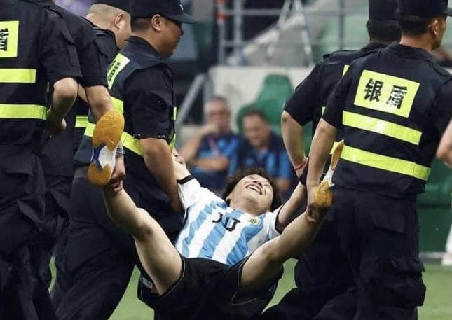 Bị cảnh sát bắt vì ‘tấn công’ Messi, fan Trung Quốc vẫn cười tươi - Ảnh 1.