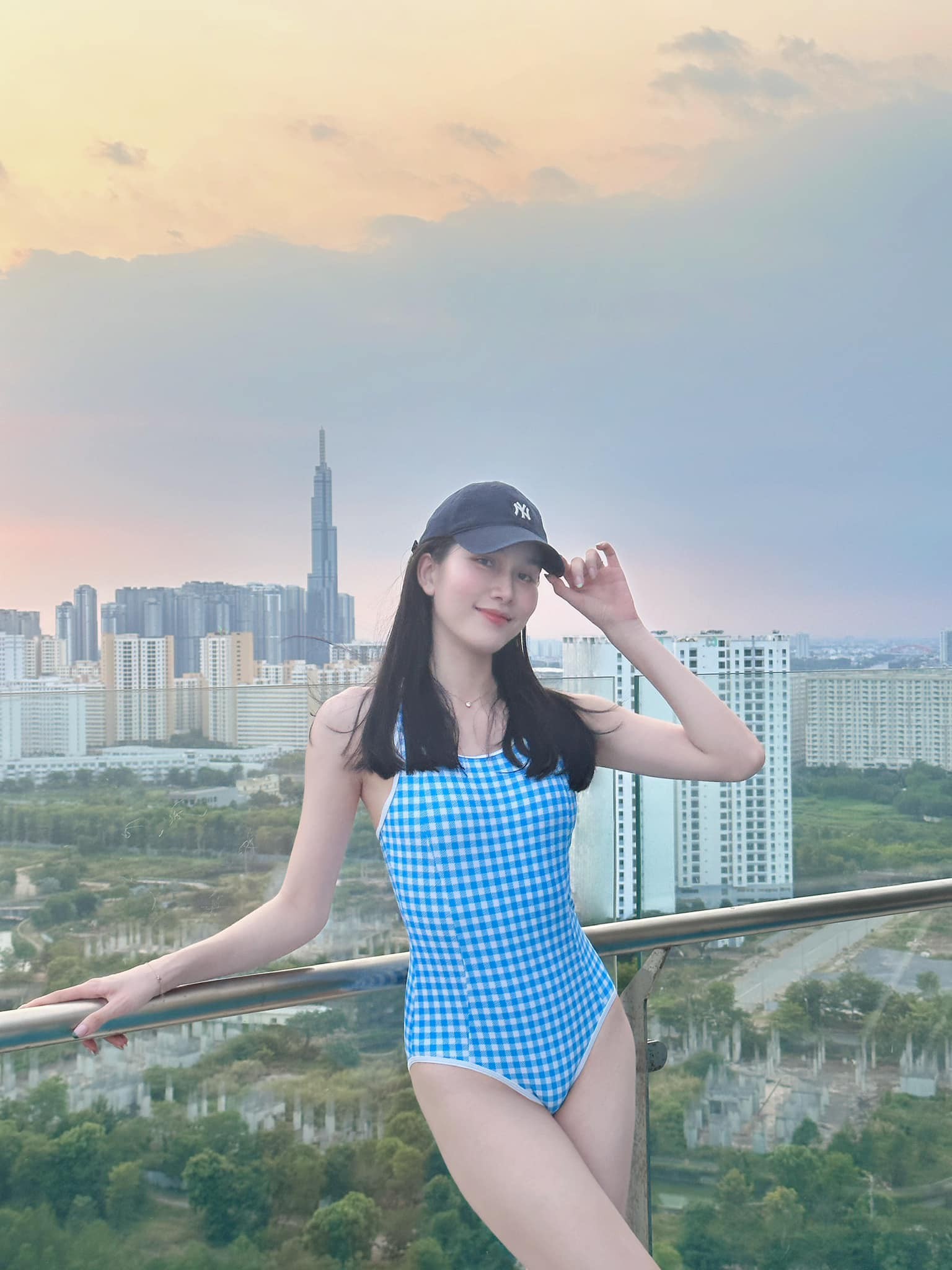 Á hậu Phương Anh chăm mặc gợi cảm sau khi bạn trai học tiến sĩ cầu hôn - Ảnh 19. Á hậu Phương Anh chăm mặc gợi cảm sau khi bạn trai học tiến sĩ cầu hôn - Ảnh 19.