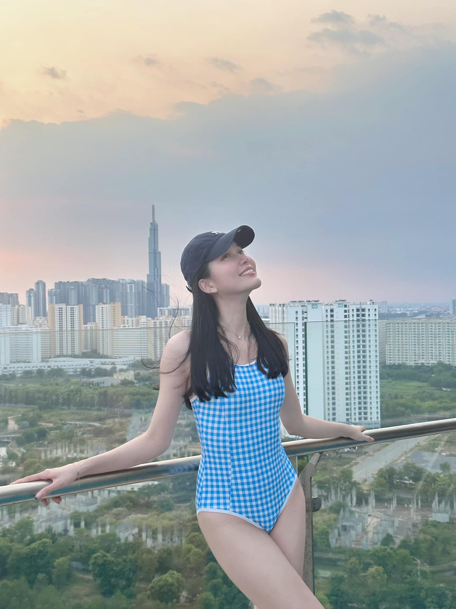 Á hậu Phương Anh chăm mặc gợi cảm sau khi bạn trai học tiến sĩ cầu hôn - Ảnh 18. Á hậu Phương Anh chăm mặc gợi cảm sau khi bạn trai học tiến sĩ cầu hôn - Ảnh 18.