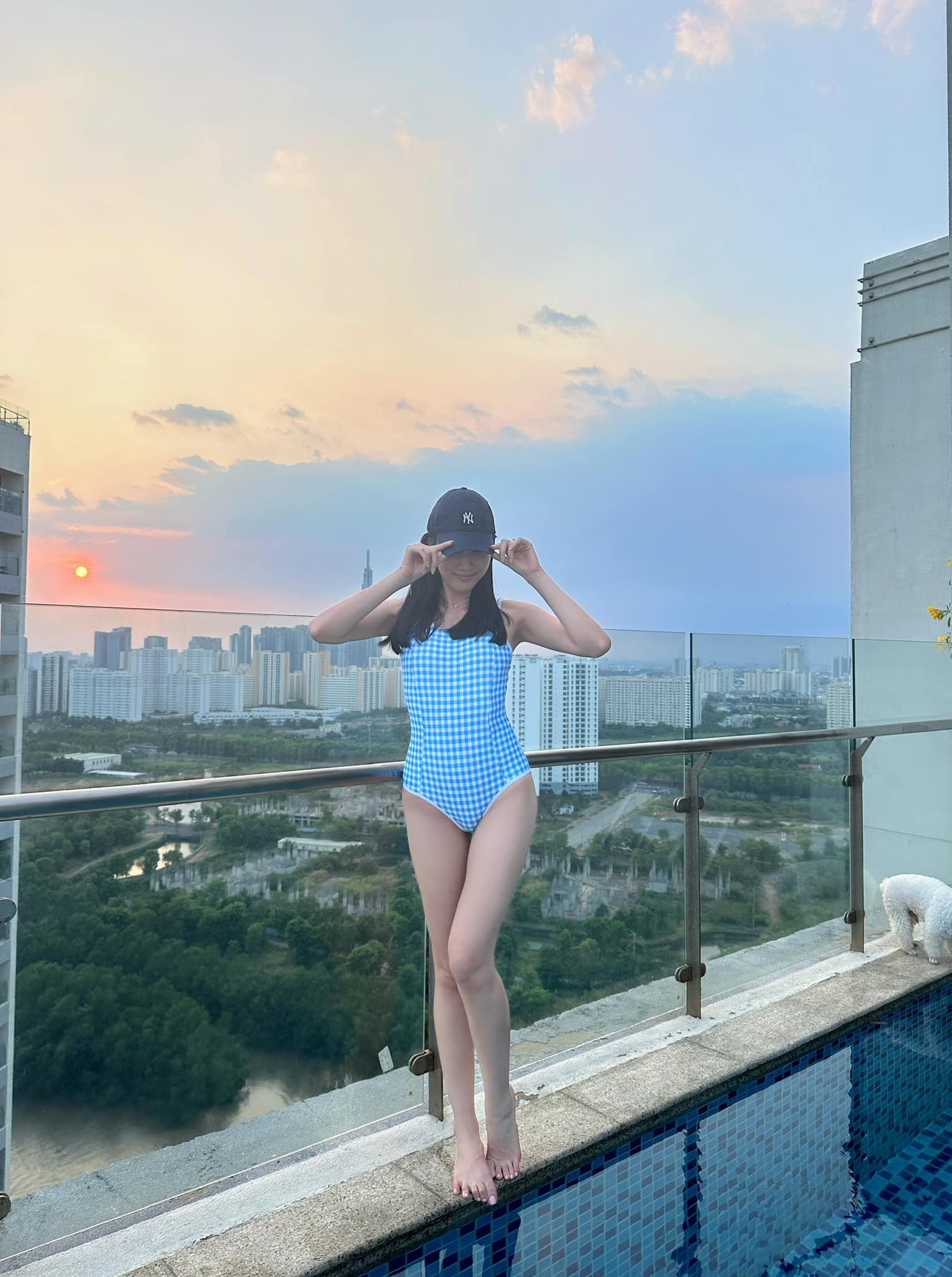Á hậu Phương Anh chăm mặc gợi cảm sau khi bạn trai học tiến sĩ cầu hôn - Ảnh 17. Á hậu Phương Anh chăm mặc gợi cảm sau khi bạn trai học tiến sĩ cầu hôn - Ảnh 17.