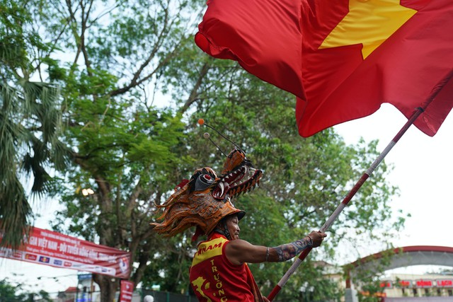 Báo Hồng Kông (Trung Quốc) ca ngợi hình ảnh đặc biệt bên lề trận đấu của ĐT Việt Nam - Ảnh 7.