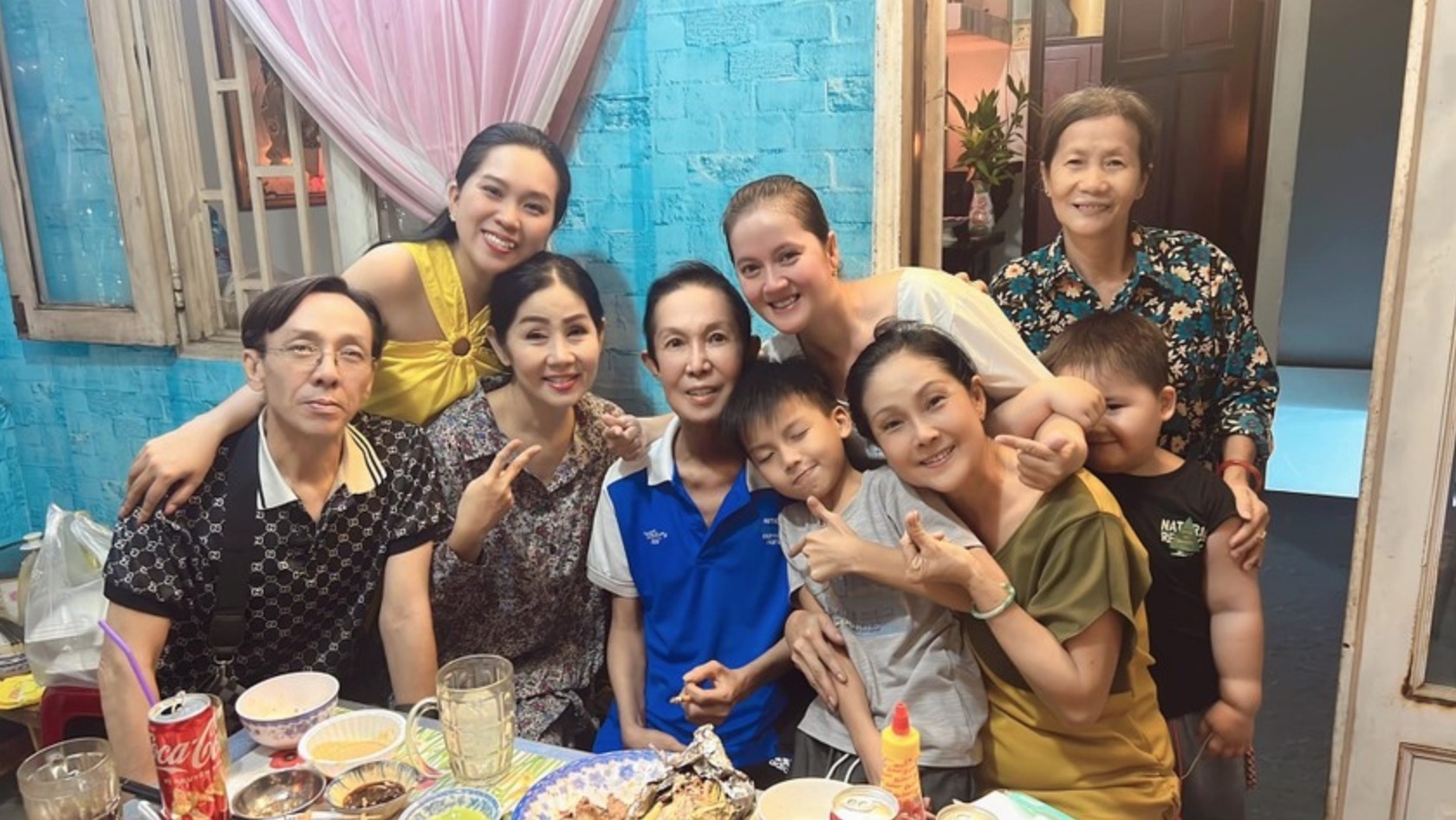 Những giây phút hạnh phúc trước đây của NSƯT Vũ Linh bên con cháu trong gia đình - Ảnh 1. Những giây phút hạnh phúc trước đây của NSƯT Vũ Linh bên con cháu trong gia đình - Ảnh 1.