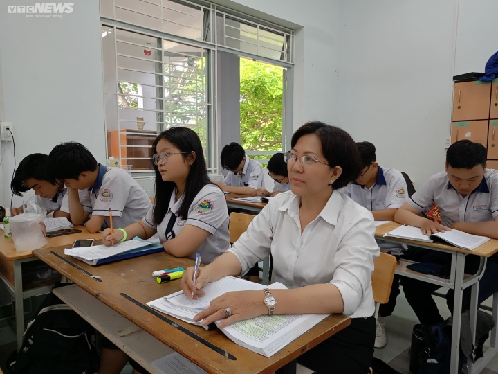 Thí sinh 64 tuổi thi THPT: Chung trường với cháu, đeo đuổi nghiệp học dở dang - Ảnh 2. Thí sinh 64 tuổi thi THPT: Chung trường với cháu, đeo đuổi nghiệp học dở dang - Ảnh 2.
