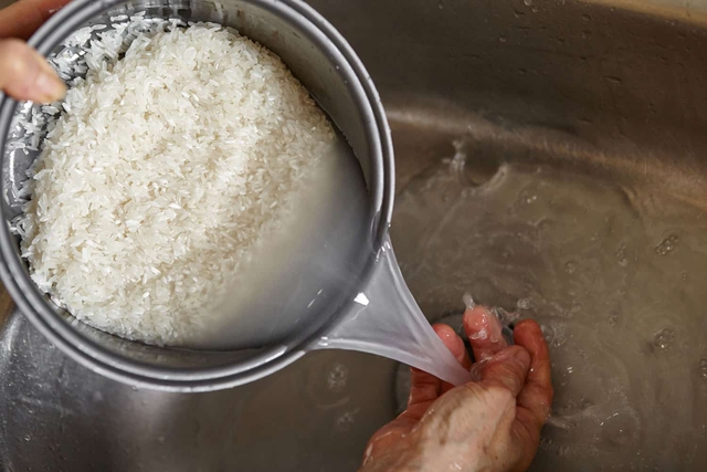 Nghiên cứu tìm thấy hạt vi nhựa trong gạo: Bạn nên hay không nên vo gạo trước khi nấu? - Ảnh 12.