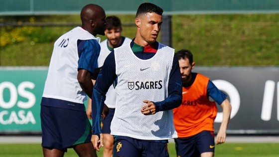 Ronaldo không còn chơi ở châu Âu tốt cho tuyển Bồ Đào Nha - Ảnh 1.