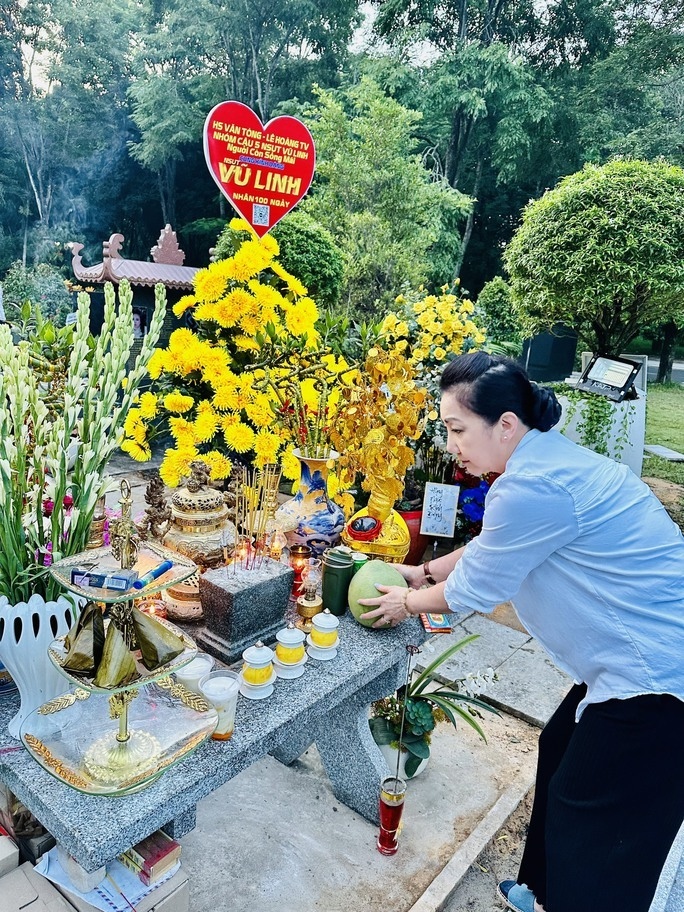 Sao Việt 17/6: Thanh Thanh Tâm từ Mỹ về viếng mộ người tình sân khấu Vũ Linh - Ảnh 2. Sao Việt 17/6: Thanh Thanh Tâm từ Mỹ về viếng mộ người tình sân khấu Vũ Linh - Ảnh 2.