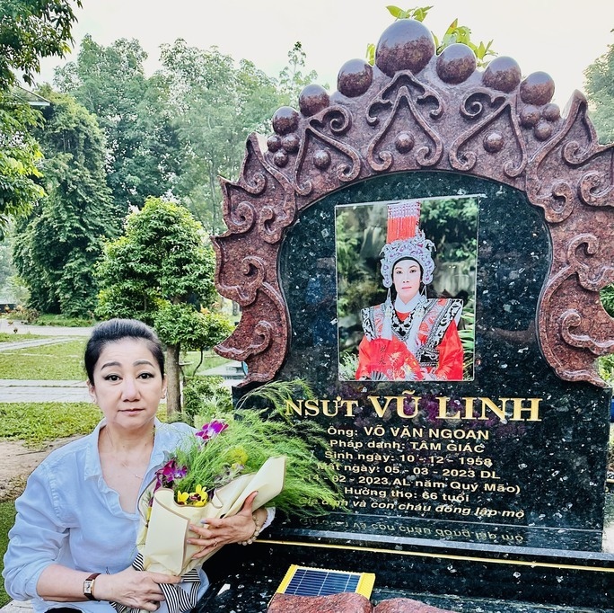 Sao Việt 17/6: Thanh Thanh Tâm từ Mỹ về viếng mộ người tình sân khấu Vũ Linh - Ảnh 1. Sao Việt 17/6: Thanh Thanh Tâm từ Mỹ về viếng mộ người tình sân khấu Vũ Linh - Ảnh 1.