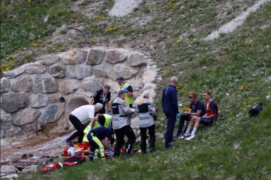 Tay đua Gino Mader “tử nạn” trên đường đua sau tai nạn kinh hoàng ở giải xe đạp Tour de Suisse 2023 - Ảnh 1.