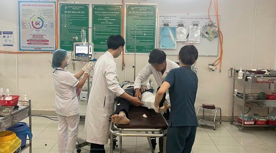 Tai nạn xe khách ở Phú Yên, 2 người tử vong và nhiều người nhập viện - Ảnh 5.