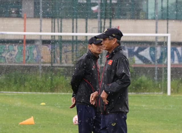 Đội tuyển nữ Việt Nam đội mưa tập luyện hướng đến chiến thắng thứ 3 tại châu Âu - Ảnh 2.