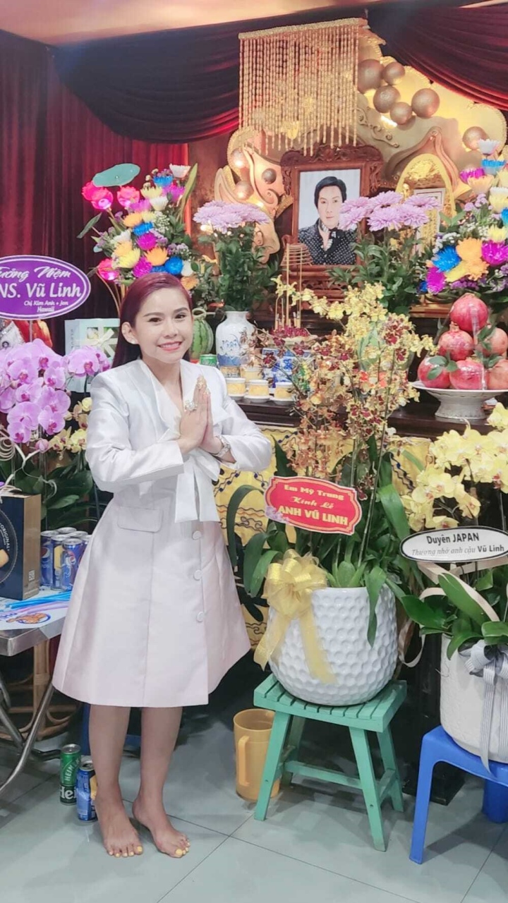 Sao Việt 18/6: Bình Tinh tới thắp nhang cha nuôi Vũ Linh, động viên Hồng Loan - Ảnh 1. Sao Việt 18/6: Bình Tinh tới thắp nhang cha nuôi Vũ Linh, động viên Hồng Loan - Ảnh 1.