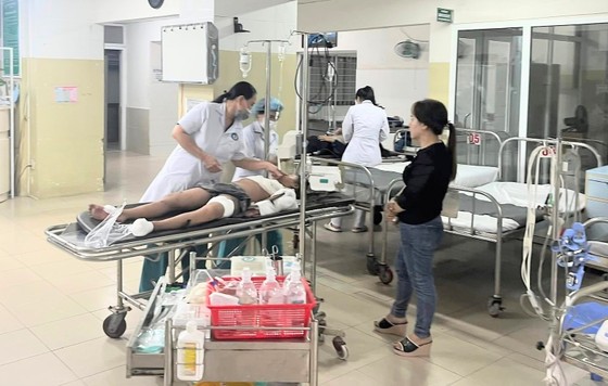 Tai nạn xe khách ở Phú Yên, 2 người tử vong và nhiều người nhập viện - Ảnh 4.