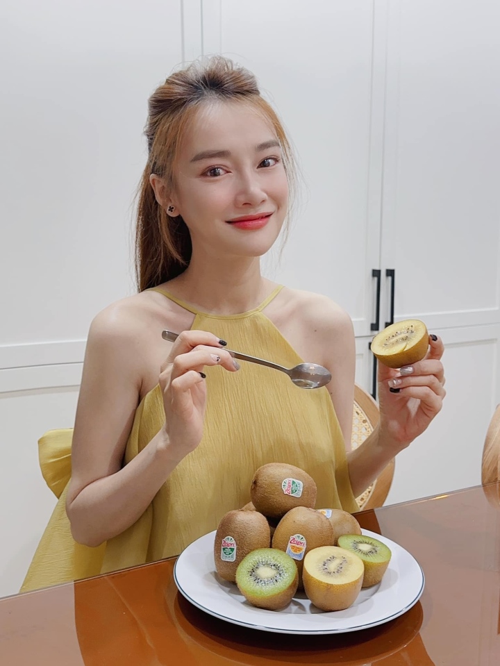 Mang bầu lần 2, Nhã Phương lộ vóc dáng gầy gò - Ảnh 1. Mang bầu lần 2, Nhã Phương lộ vóc dáng gầy gò - Ảnh 1.