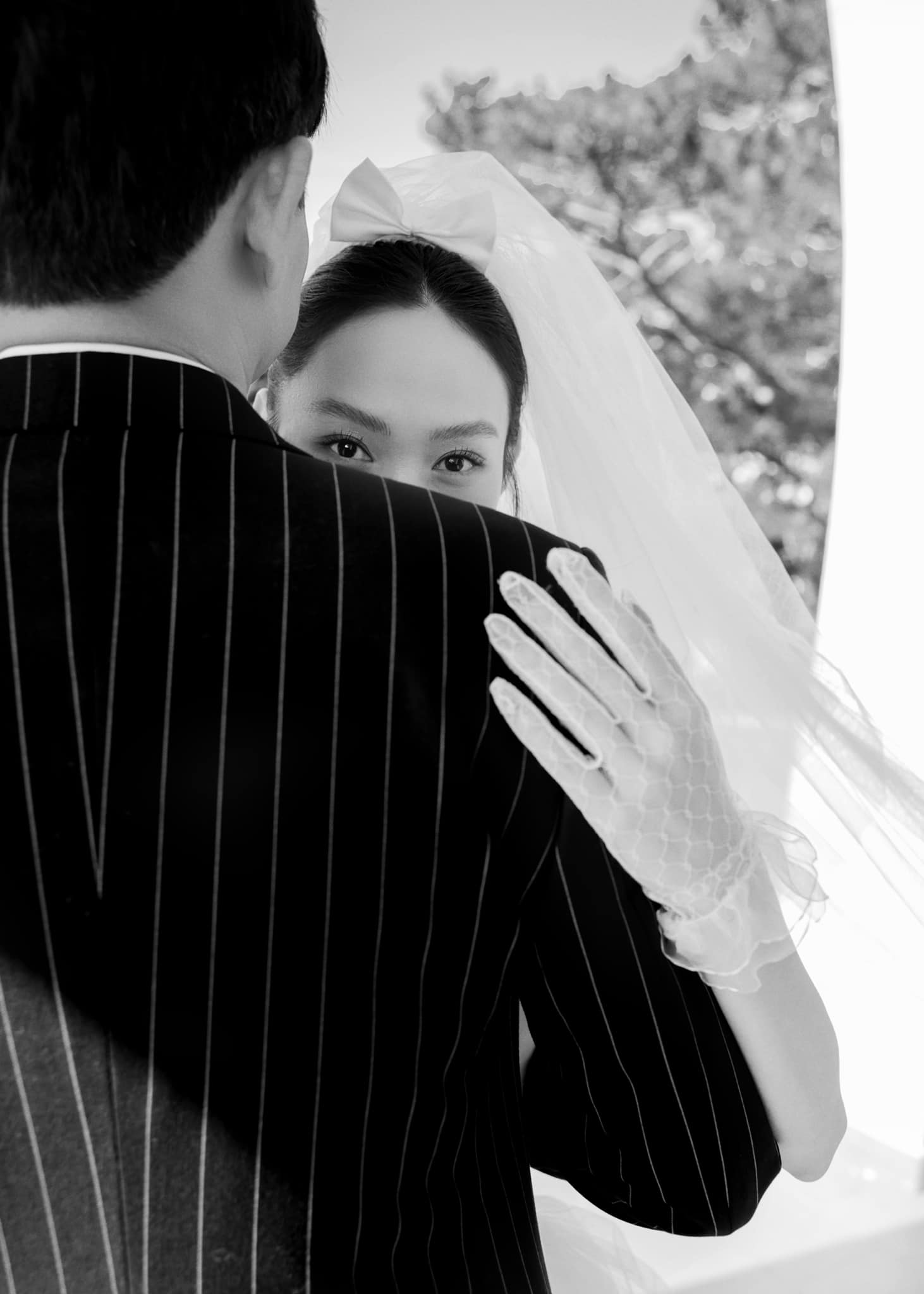 Minh Hằng tung ảnh nét căng cận nhan sắc cô dâu, khóa môi chồng doanh nhân cực ngọt - Ảnh 8. Minh Hằng tung ảnh nét căng cận nhan sắc cô dâu, khóa môi chồng doanh nhân cực ngọt - Ảnh 8.