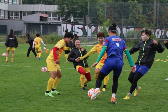 Đội tuyển nữ Việt Nam đội mưa tập luyện hướng đến chiến thắng thứ 3 tại châu Âu - Ảnh 1.