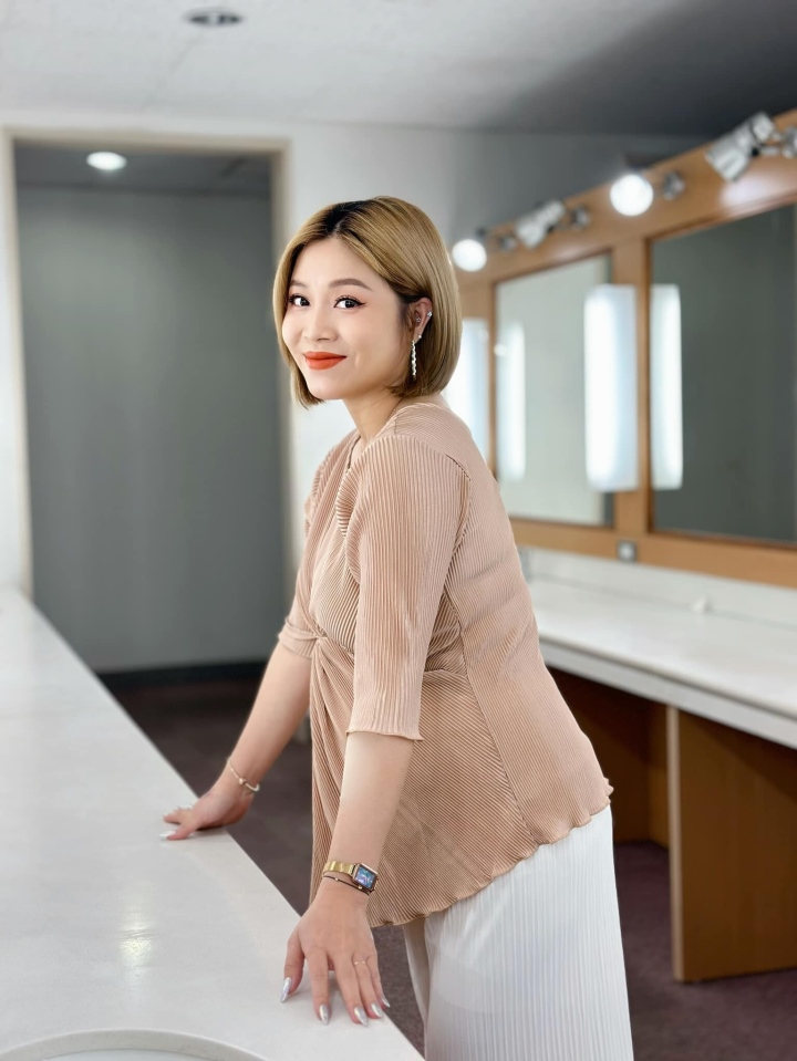 Sao Việt 18/6: Bình Tinh tới thắp nhang cha nuôi Vũ Linh, động viên Hồng Loan - Ảnh 8. Sao Việt 18/6: Bình Tinh tới thắp nhang cha nuôi Vũ Linh, động viên Hồng Loan - Ảnh 8.